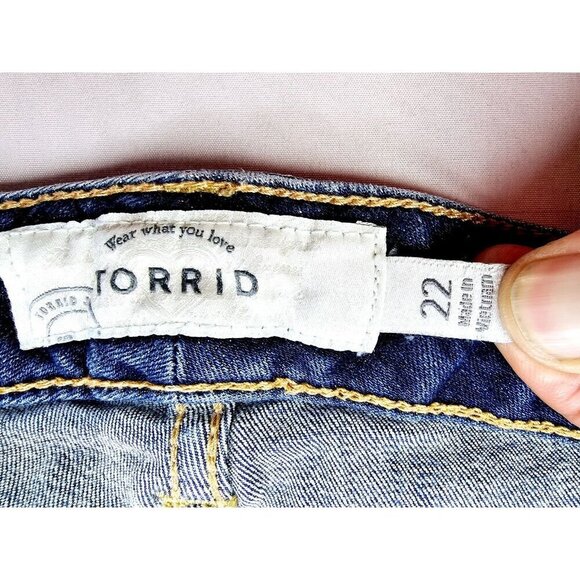 Torrid Size 22 Women's 31 Inch Inseam Boyfriend Blue Denim 5 Pocket Logo Jeans - Picture 3 of 12